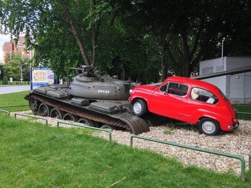 ४. रणगाड्याला जमिनीत गाडणारी कार 