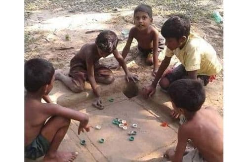 मुलांचा कॅरम खेळतानाचा फोटो व्हायरल का होत आहे....काय खास आहे या फोटोत ?