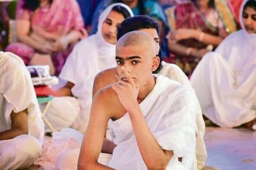 संन्यास घेणाऱ्या मुलाच्या विरोधात आईवडिलांनी कोर्टात धाव का घेतली??
