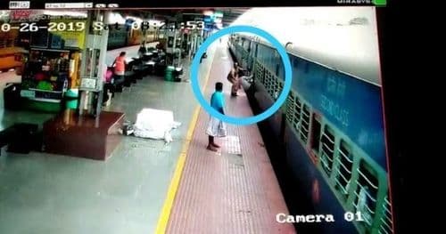 आरपीएफ जवानाने प्रवाशाला मरणाच्या दाढेतून खेचून आणलं...पाहा हा व्हिडीओ!!