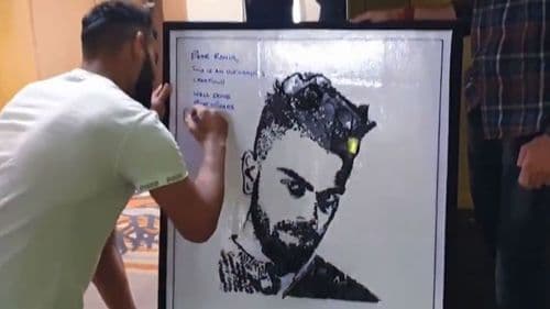 विराट कोहलीच्या चाहत्याने विराटला दिलंय हटके गिफ्ट...व्हिडीओ पाहून घ्या !!