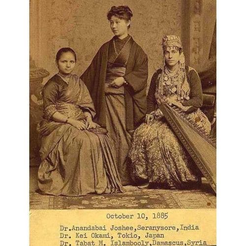 ३. आनंदीबाईंच्या वर्गमैत्रिणीसुद्धा आनंदीबाईंसारख्या दिव्यातून आल्या होत्या. 