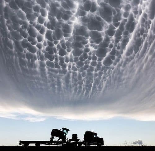 १६. आला म्हणतात Mammatus cloud.