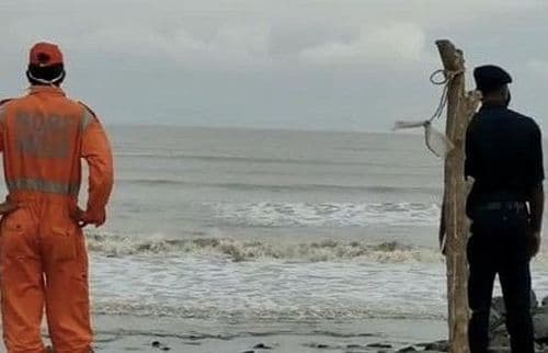 'निसर्ग' वादळाचा सामना करण्याच्या महत्त्वाच्या टिप्स. स्वतः अंमलात आणा आणि इतरांनाही कळवा.