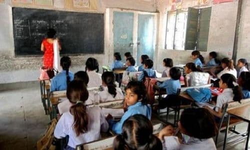 यूपीमधल्या या शाळा शिक्षिकेने एका वर्षात मिळवला चक्क १ कोटी पगार??
