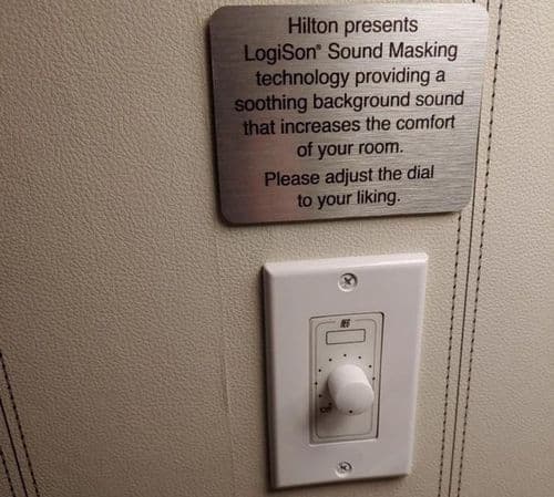 १३. बॅकग्राउंड म्युझिक देणारं उपकरण.