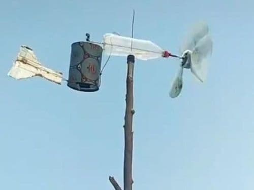 १४. टोळधाड रोखण्यासाठी तयार केलेली मशीन