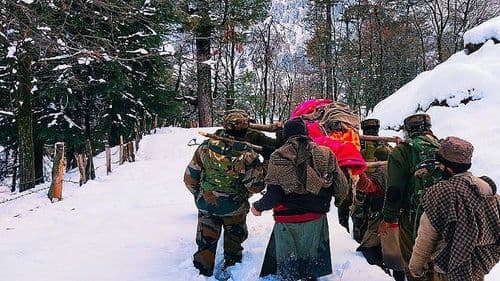 भारतीय सैनिकांनी गुडघाभर बर्फातून २ किलोमीटर चालत गरोदर महिलेला हॉस्पिटलपर्यंत पोचवलं...