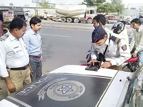 आता वाहनांची कागदपत्रं ठेवा घरी : पोलीसांना दाखवा मोबाईल ! 