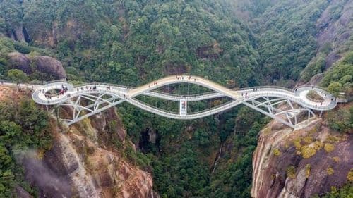 सुताच्या आकाराचा बेंडिंग ग्लास ब्रिज...व्हायरल फोटोमागे असलेला खरोखरचा पूल पाहून घ्या !!