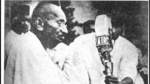 6. गांधीजींनी आपल्या उभ्या आयुष्यात कधीही विमानप्रवास केला नाही. त्यांना फोटोग्राफी आणि सिनेमा आवडत नसे. पण शेवटचा काही काळ त्यांनी रेडीओ वरून लोकांना संबोधीत केले. 