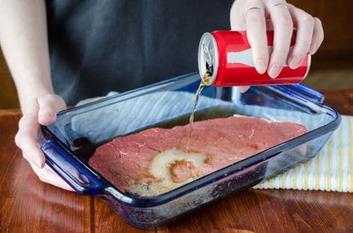 २६. स्वयंपाकघरात मटण मऊ करण्यासाठी मीट टेंडरायझर म्हणून कोक वापरा. त्यामधील अ‍ॅसिडमुळे मटण, मांस हे लवकर मऊ होतात व शिजतात.