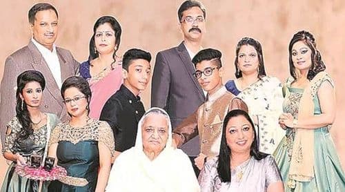 दिल्लीतल्या एकाच घरातल्या ११ जणांच्या एकत्र आत्महत्येचे गूढ!! कितपत उकललं, किती प्रश्न अद्याप बाकी आहेत?