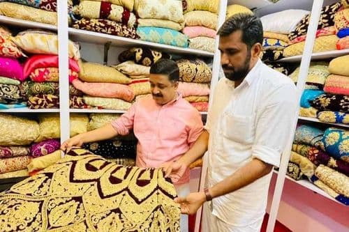 आर्थिक दुर्बलांना लग्नासाठी छान कपडे मिळावे यासाठी केरळमध्ये सुरु झालीय ड्रेसबँक!! अशी बँक आपल्या आसपासही सुरु व्हायला हरकत नाही.
