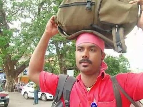 रेल्वे स्टेशनवरचा हमाल ते कलेक्टर होण्याचा प्रेरणादायी प्रवास!! 'केल्याने होत आहे रे..'