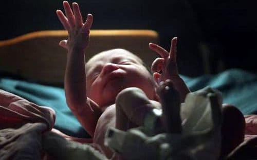 माणसाचं अमानुष रूप  :  तीन दिवसांच्या बाळासोबत पाहा त्याने काय केलं... 
