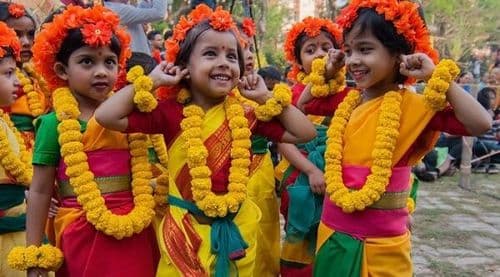 टागोरांच्या शांतिनिकेतनमध्ये अशी साजरी होते आगळीवेगळी होळी..