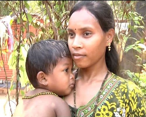 आई तारी त्याला कोण मारी...जीव धोक्यात घालून आईने वाचवला चिमुरड्याचा जीव !!!