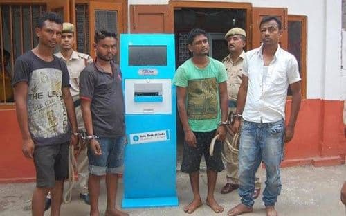 ATM मशिनच्या जागी पासबुक प्रिंटींग मशीन चोरली...वाचा लुक्ख्या चोरांची कथा !!!