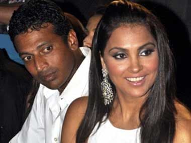 घरात घुसणारं पावसाचं पाणी रोखण्यासाठी लारा दत्ताचा नटखट टॉवेल जुगाड...