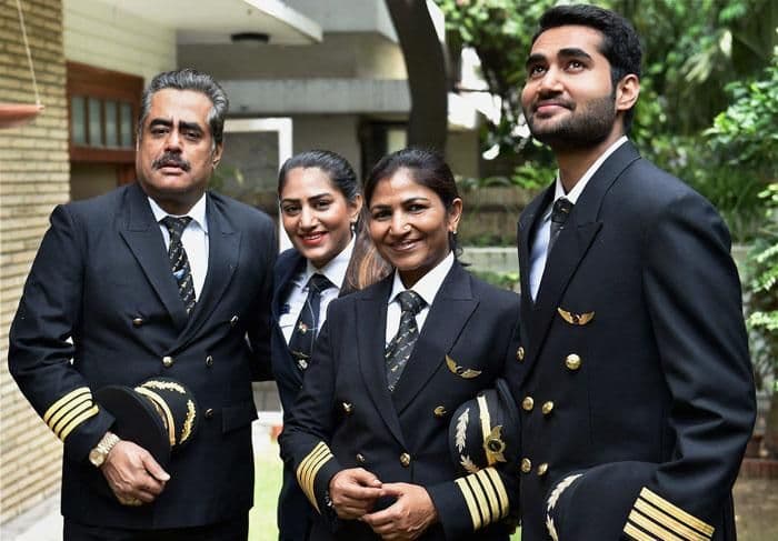 द फ्लाईंग फॅमिली : एक असं कुटुंब जे तीन पिढ्यांपासून आकाशात भरारी घेतंय...