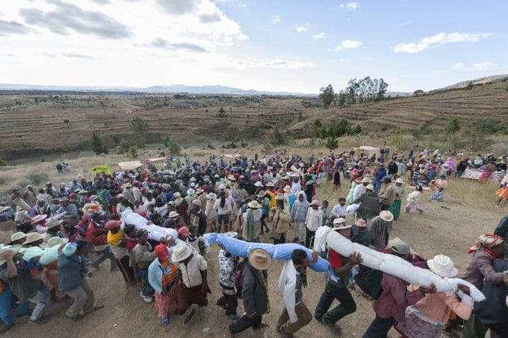 राव, इथे चक्क प्रेताबरोबर पार्टी केली जाते...वाचा या अनोख्या प्रथे बद्दल !!!