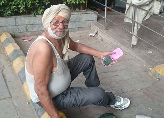 रेल्वे स्टेशनवर राहणाऱ्या या बेघर काकांना फेसबुकमुळे असा मिळाला मदतीचा हात !!