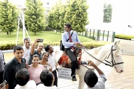शेवटच्या दिवशी हा इंजिनिअर चक्क घोड्यावर बसून अॉफीसला गेला!!