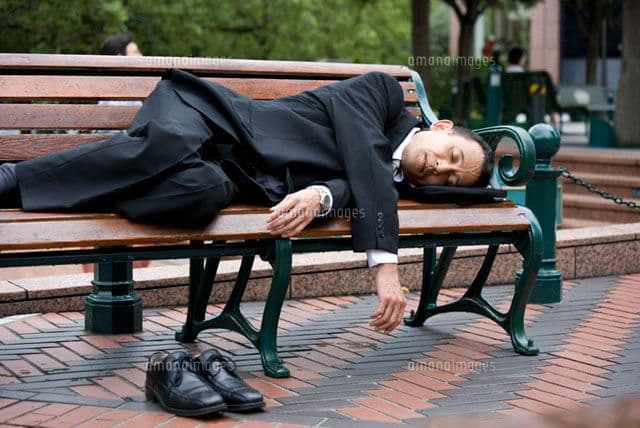 अगदी युद्ध चालू असतानासुद्धा हमखास झोप येईल अशा या दोन ट्रिक्स...आजपासून तुम्हीही झोपा फटाफट आणि ते ही डाराडूर !!