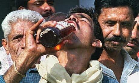 २. पिणारे टल्ली होण्यासाठीच पितात म्हणून दारुच्या अंमलाखाली होणार्‍या गुन्ह्यांची संख्या वाढते आहे.