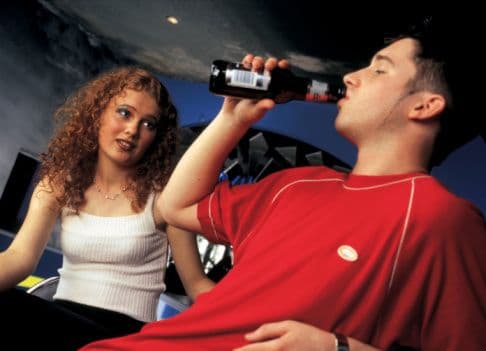 ७.  दारु प्यायला सुरुवात करण्याचे वय आता दिवसेंदिवस घसरत जाते आहे. एकेकाळी दारू महाग होती आणि प्रतिबंधीत होती. नशा व्हावी म्हणून सिगरेटची राख ग्लासात मिसळण्याचे दिवस कधीच संपले, आता एखाद्या वस्तीत दवाखाना नसेल पण मयखाना नक्कीच असेल. 