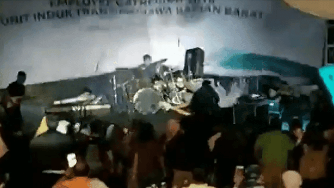 व्हिडीओ ऑफ दि डे : त्सुनामीने संपूर्ण बँड गिळला...पाहा हा व्हिडीओ !!