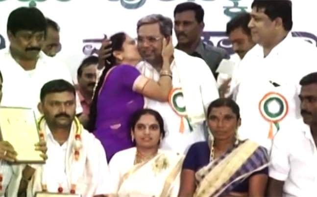 मुका घ्या मुका- जाहीर सभेत कर्नाटकच्या मुख्यमंत्र्यांचा  एका ललनेने घेतला मुका.⁠⁠⁠⁠