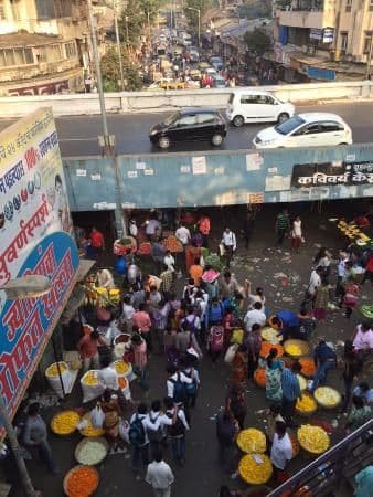 ६. दादरच्या फुल बाजारातील पादचारी पूल.  