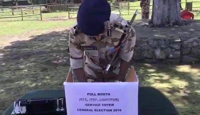 या व्यक्तीने केलंय भारतातलं पाहिलं मतदान....मतदानापूर्वीच हे मतदान कसं पार पडलं ??