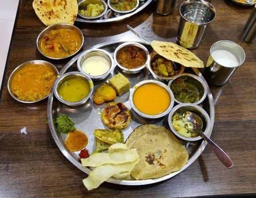 २. गोल्डन स्टार थाळी.