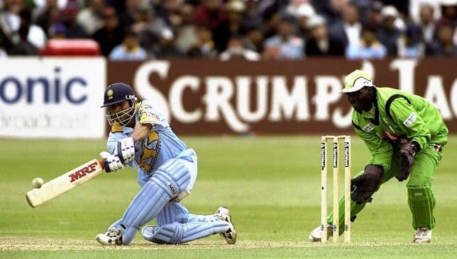 वर्ल्ड कप १९९९ : वडिलांच्या मृत्यूचे दुःख बाजूला सारून सचिन मैदानात उतरतो. 