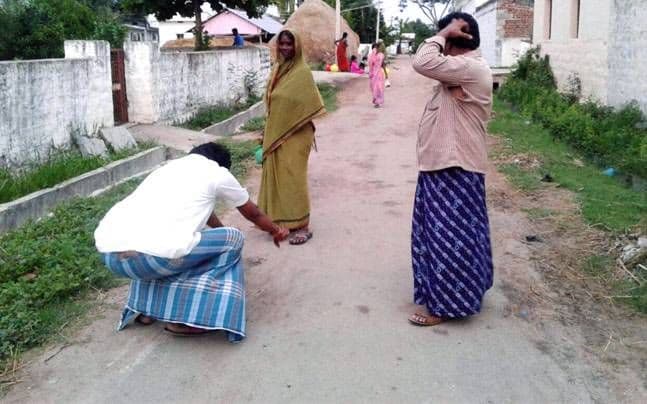 शौचालय बांधण्यासाठी भीक मागणारा सरपंच !!!