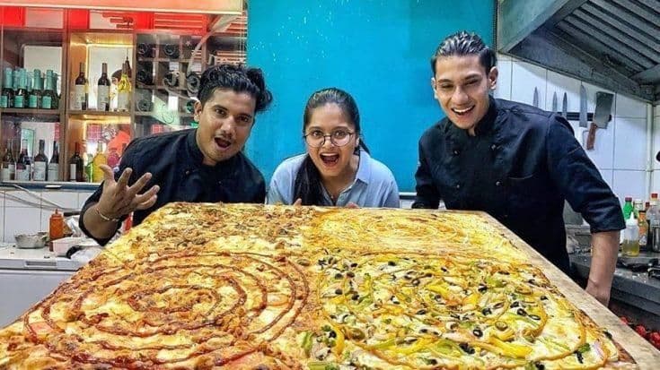 ३४ इंचाचा पिझ्झा एका तासात संपवा आणि ३४ हजार रुपये बक्षीस घ्या  !!