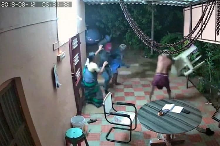 व्हिडीओ ऑफ दि डे : दोन धडधाकट चोरांना चक्क आजी आजोबांनी हाकलून लावलंय भाऊ !!