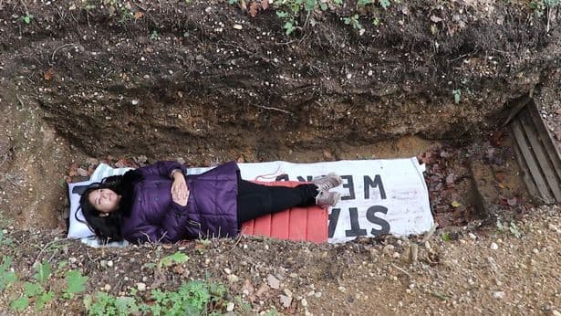 नेदरलंडच्या विद्यापीठाने विद्यार्थ्यांसाठी थडगी का खणली आहेत ?