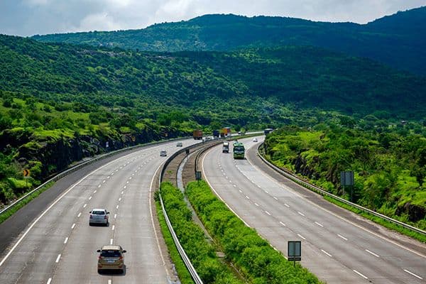 मुंबई-पुणे एक्सप्रेसवेने प्रवास करताय? मग आता एवढा टोल भरावा लागेल !!