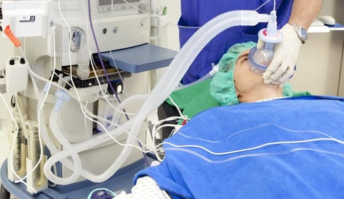 कोरोनाशी झुंज देताना व्हेंटिलेटर महत्त्वाचं का आहे? व्हेंटिलेटर नेमकं काय काम करतं?