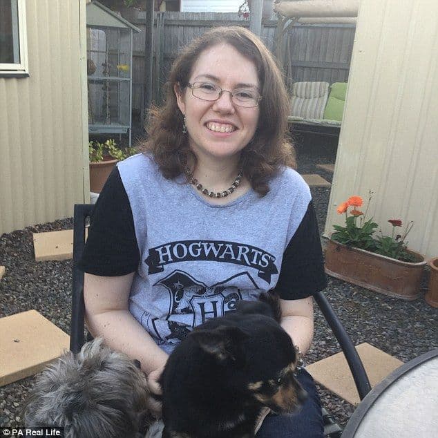 भेटा हॅरी पॉटरच्या सगळ्या कादंबर्‍या तोंडपाठ असलेल्या रेबेका शॅरॉकला.