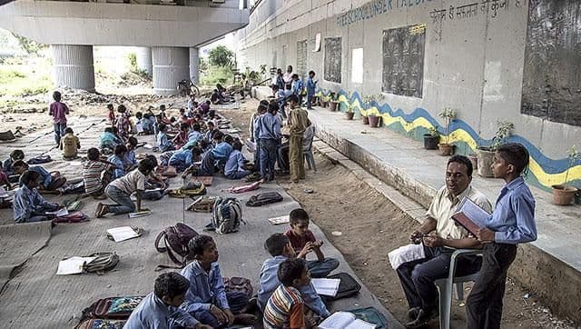 मेट्रो पुलाखालचे आधुनिक शांतिनिकेतन 