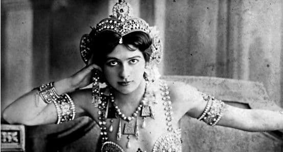 मरताना गोळ्या घालणाऱ्यांना फ्लाईंग किस देणारी जगातली सर्वात सुंदर गुप्तहेर माता हारी!!