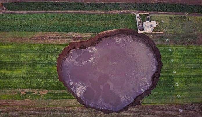 मेक्सिकोतल्या शेतातलं एका रात्रीत पडलेलं आणि वाढत चाललेलं भलं मोठं भगदाड!  काय कारणं असतील यामागे?