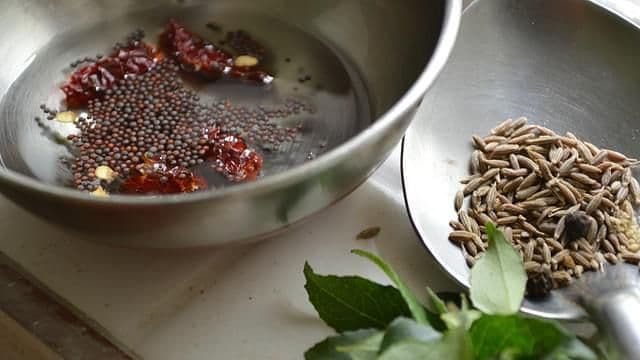 खमंग, चमचमीत फोडणीमागचं विज्ञान समजून घ्या