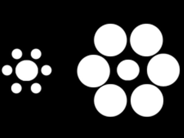 दोनपैकी कोणत्या चित्रातलं केंद्रस्थानी असलेलं वर्तुळ मोठं आहे?