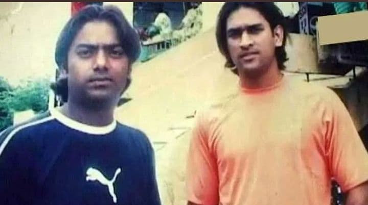 मित्रप्रेम!! जेव्हा जिवलग मित्राचे प्राण वाचवण्यासाठी धोनीने पाठवले होते हेलिकॉप्टर, वाचा तो किस्सा....